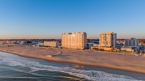 Beach nearby - New / Oceanfront Beach Condo, Pool, Gym, Fishing (Virginia Beach)