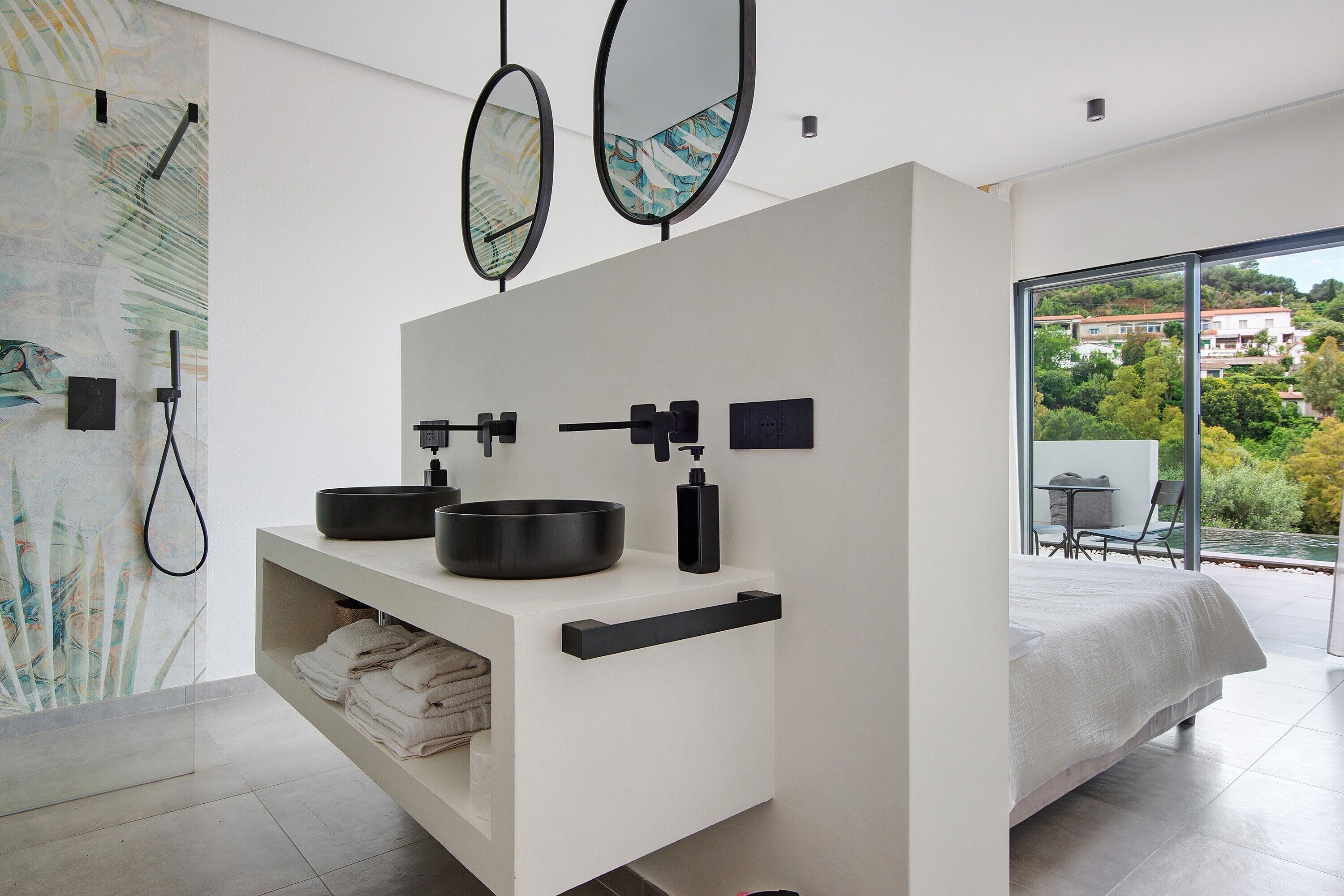 Tabla de planchar con plancha, wifi, ropa de cama