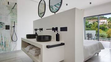 Tabla de planchar con plancha, wifi, ropa de cama