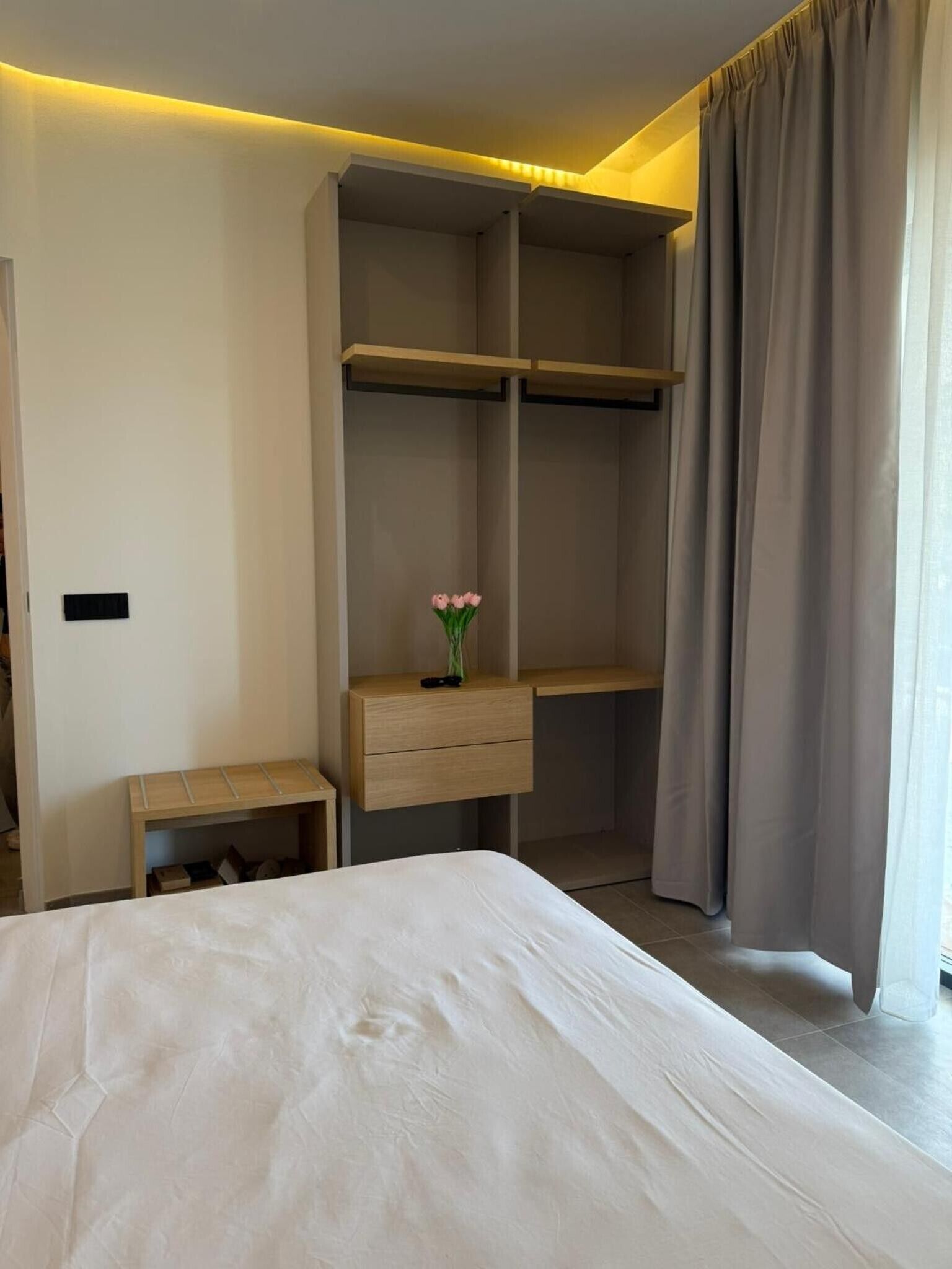 Silitysrauta/-lauta, Wi-Fi, vuodevaatteet