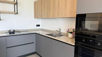 Réfrigérateur, micro-ondes, four, plaque de cuisson