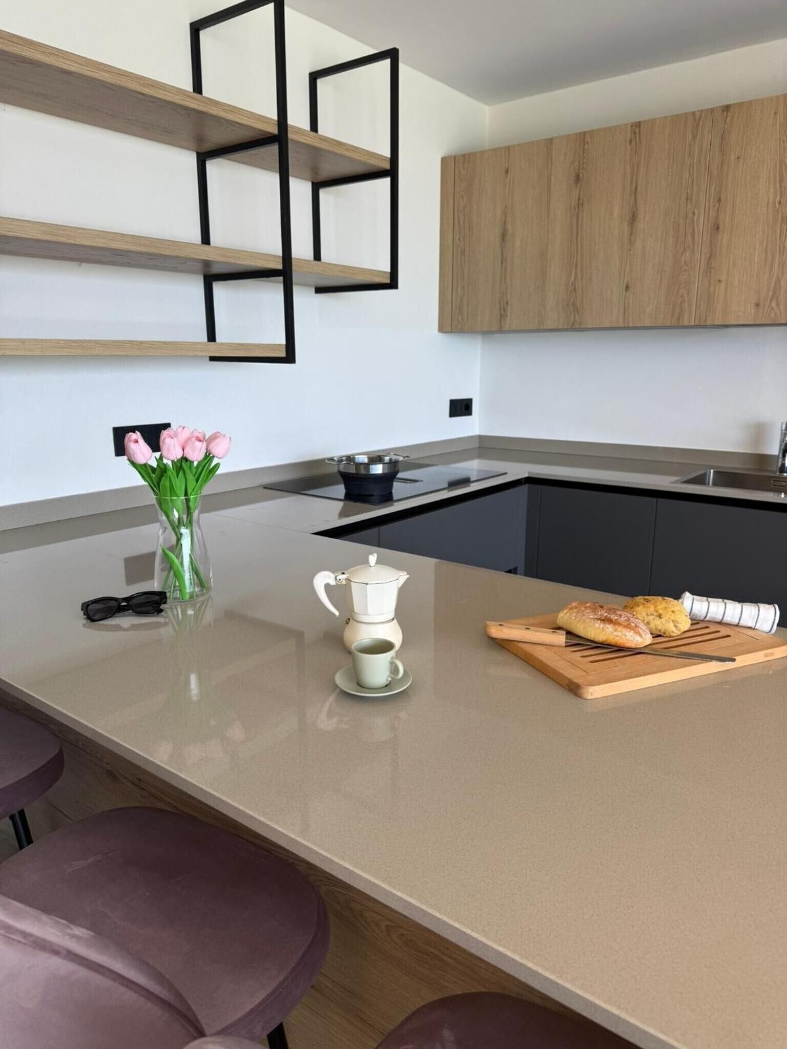 Jääkaappi, mikroaaltouuni, uuni, liesi