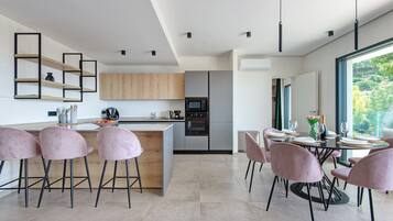 Frigorifero, microonde, forno, piano cottura