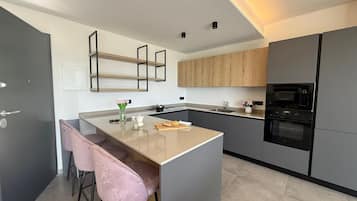 KylskÄp, mikrovÄgsugn, ugn och spishÀll