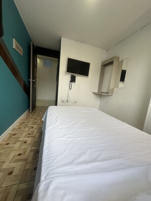 Standard Single Room, City View | Free WiFi - Hotel California Blue (Manizales)