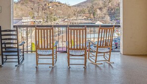 Property grounds - 2BR Gatlinburg condo, walk to the strip! (Gatlinburg)
