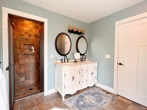 Shower, jetted bath, towels, soap - Mountain Time Farmhouse (Green Mountain)