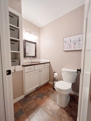 Shower, jetted bath, towels, soap - Mountain Time Farmhouse (Green Mountain)
