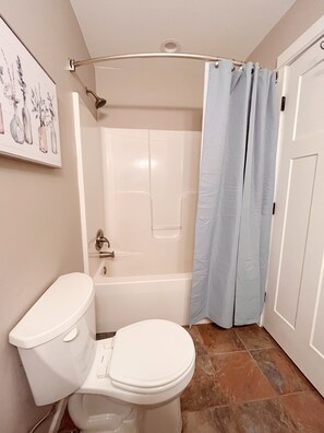 Shower, jetted bath, towels, soap - Mountain Time Farmhouse (Green Mountain)