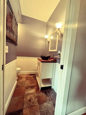 Shower, jetted bath, towels, soap - Mountain Time Farmhouse (Green Mountain)