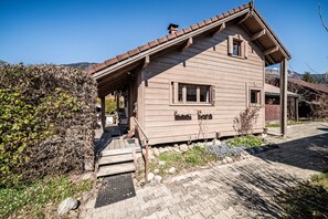 Exterior - Chalet '6p Comfort - L'edelweiss': Mountain View, Private Terrace & Wi-Fi (Verchaix)