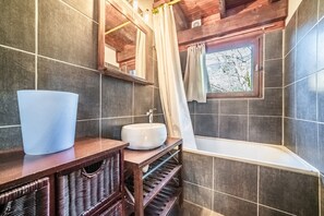 Shower, hair dryer - Chalet '6p Comfort - L'edelweiss': Mountain View, Private Terrace & Wi-Fi (Verchaix)