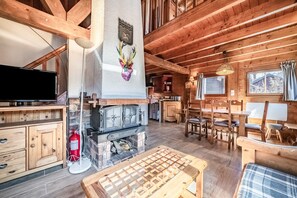 TV, ping pong - Chalet '6p Comfort - L'edelweiss': Mountain View, Private Terrace & Wi-Fi (Verchaix)