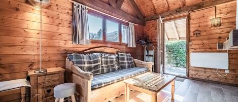 Una televisión, una mesa de tenis de mesa