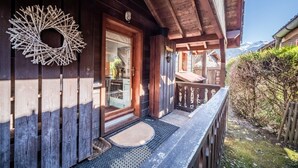 A wooden building with a balcony, a wooden wreath, and a clear sky. - Chalet “6p - Le Cocon Des Neiges”: Mountain View, Shared Terrace & Wi-Fi (Verchaix)