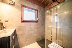 Shower - Chalet “6p - Le Refuge Des Lhottis” with Mountain View, Private Terrace & Wi-Fi (Verchaix)