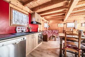Fridge, microwave, oven, stovetop - Chalet “6p - Le Refuge Des Lhottis” with Mountain View, Private Terrace & Wi-Fi (Verchaix)