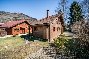 Exterior - Chalet “6p - Le Refuge Des Lhottis” with Mountain View, Private Terrace & Wi-Fi (Verchaix)