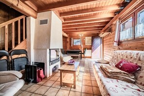 TV, ping pong - Chalet "6p Comfort - The Royal Eagle" with Mountain View, Shared Terrace and Wi-Fi (Verchaix)