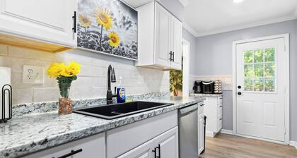 Modern Family Gateway 2-connected duplexes by YDSH GuestMind! Pet Friendly!