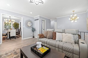 Smart TV, fireplace, offices - Modern Family Gateway 2-connected duplexes by YDSH GuestMind! Guests enjoy full private access, easy self check in, and dedicated parking. (Olathe)