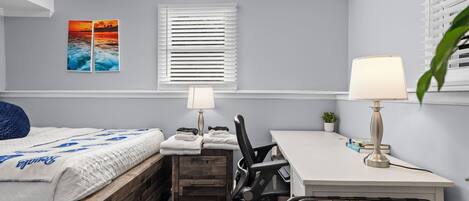 Skrivebord, strykejern/-brett, wi-fi (inkludert) og sengetøy