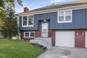 Exterior - Modern Family Gateway 2-connected duplexes by YDSH GuestMind! Guests enjoy full private access, easy self check in, and dedicated parking. (Olathe)