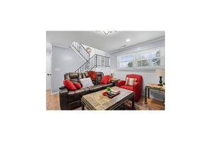 Smart-tv, eldstad och kontor