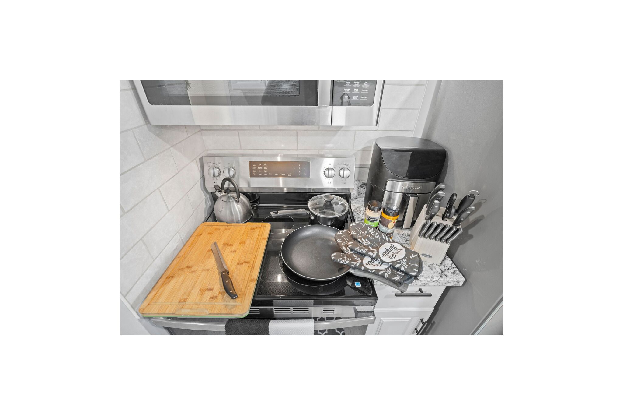 Refrigerador, microondas, horno y parrilla de estufa 