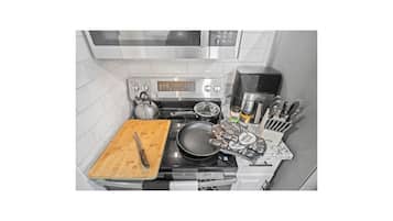 Refrigerador, microondas, horno y parrilla de estufa