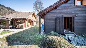 Un bâtiment rustique en bois, doté d’un toit en tuiles, d’une enseigne portant le numéro « 78 » et d’un petit porche.