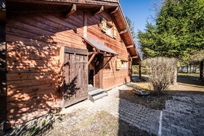 Exterior detail - Chalet '7p Comfort - Le Refuge' with Mountain View, Private Terrace and Wi-Fi (Verchaix)