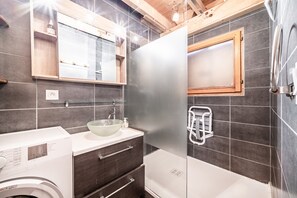 Shower - Chalet '7p Comfort - Le Refuge' with Mountain View, Private Terrace and Wi-Fi (Verchaix)