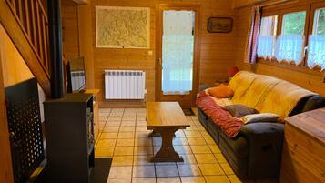 Televisión, chimenea y tenis de mesa