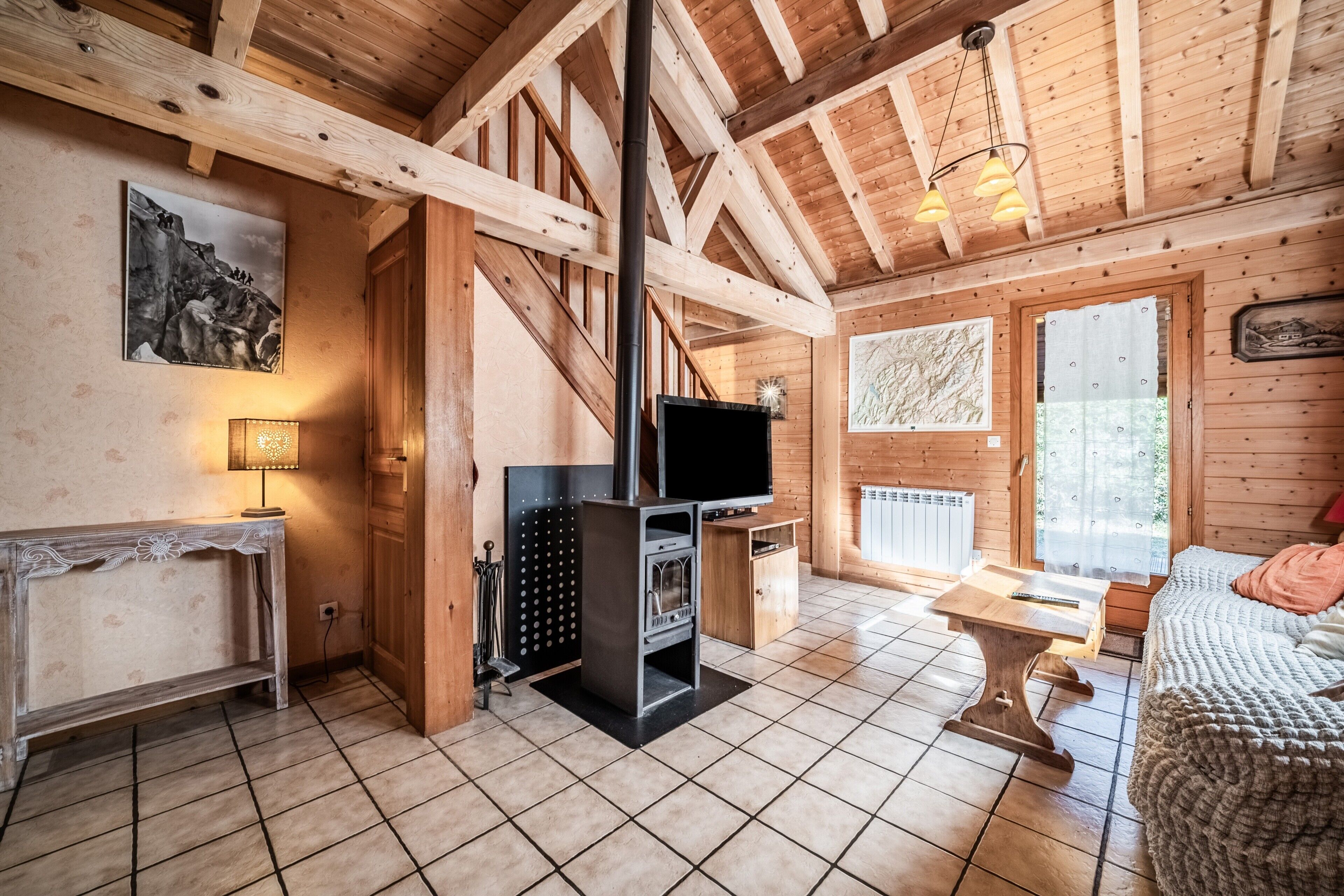 Televisión, chimenea y tenis de mesa 