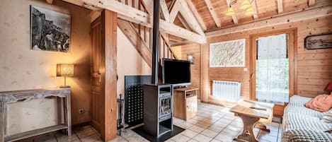 Una televisión, una chimenea, una mesa de tenis de mesa