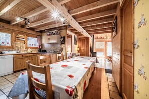Interior - Chalet '7p Comfort - Le Refuge' with Mountain View, Private Terrace and Wi-Fi (Verchaix)