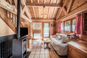 TV, fireplace, ping pong - Chalet '7p Comfort - Le Refuge' with Mountain View, Private Terrace and Wi-Fi (Verchaix)