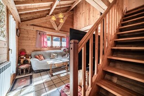 TV, fireplace, ping pong - Chalet '7p Comfort - Le Refuge' with Mountain View, Private Terrace and Wi-Fi (Verchaix)