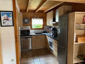 Fridge, microwave, oven, stovetop - Chalet “6p Comfort - La Tourmaline” with Mountain View, Private Terrace, and Wi-Fi (Verchaix)