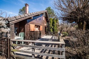 Terrace/patio - Chalet “6p Comfort – Le Bouvreuil” with Mountain View, Private Terrace & Wi-Fi (Verchaix)