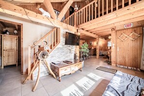 TV, ping pong - Chalet “6p Comfort – Le Bouvreuil” with Mountain View, Private Terrace & Wi-Fi (Verchaix)