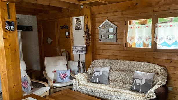 A cozy cabin interior with a sofa, chairs, a table, and a lamp. - Chalet “6p Comfort - Le Chevreuil”: Mountain View, Private Terrace & Wi-Fi (Verchaix)