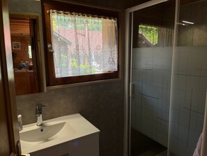 Shower - Chalet “6p Comfort - Le Chevreuil”: Mountain View, Private Terrace & Wi-Fi (Verchaix)