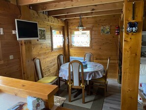 Dining - Chalet “6p Comfort - Le Chevreuil”: Mountain View, Private Terrace & Wi-Fi (Verchaix)