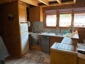 Fridge, microwave, oven, stovetop - Chalet “6p Comfort - Le Chevreuil”: Mountain View, Private Terrace & Wi-Fi (Verchaix)