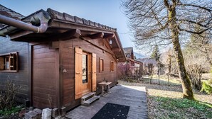 En træhytte med veranda, en dør og et vindue.