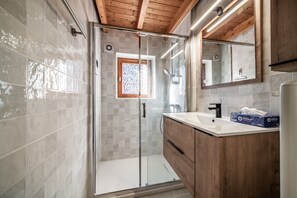 Shower - Chalet “6p Comfort - Les Cerfs”: Mountain View, Private Terrace & Wi-Fi (Verchaix)