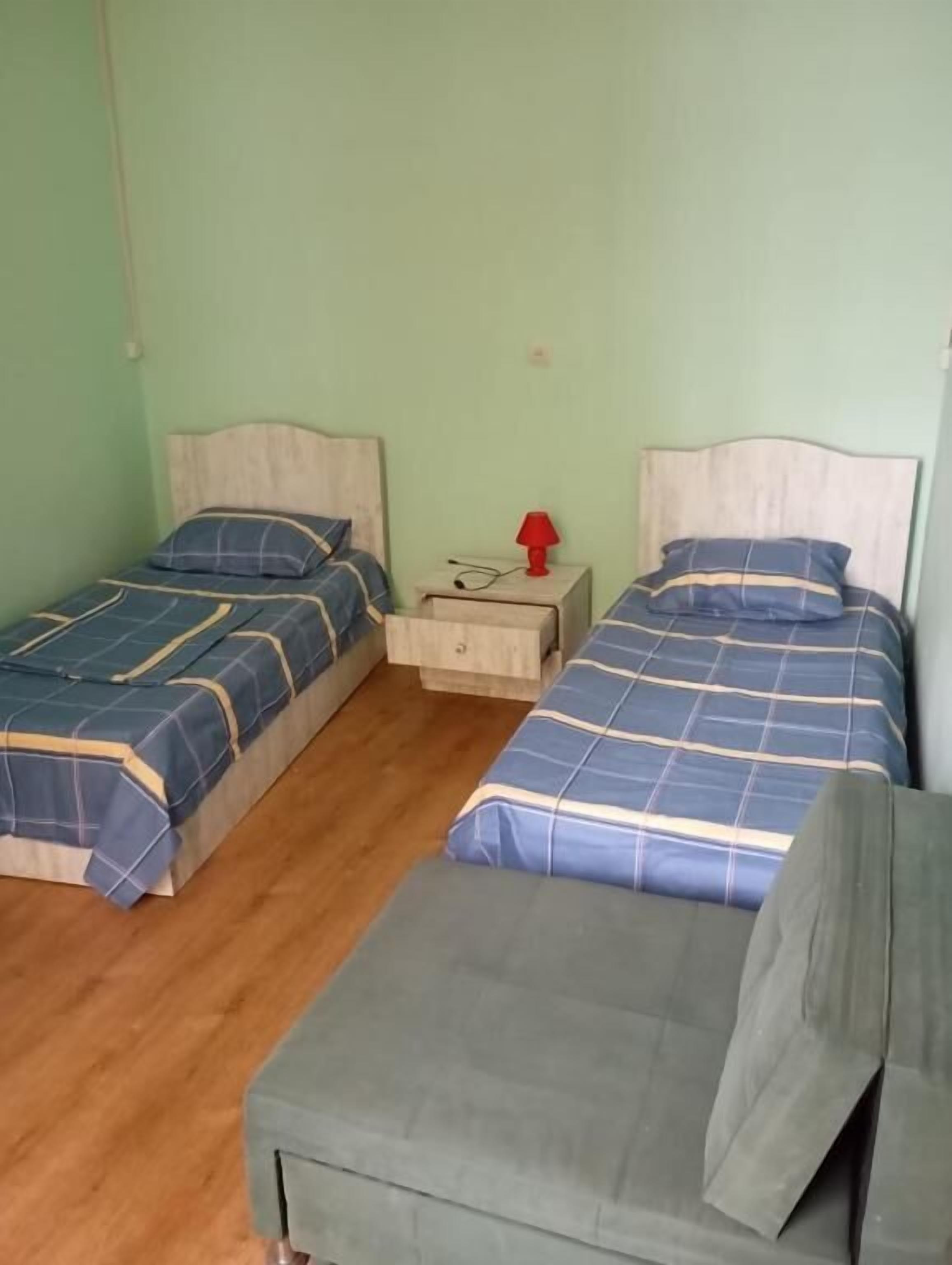 Habitación clásica con 2 camas individuales, vistas al patio | Cortinas opacas y wifi gratis