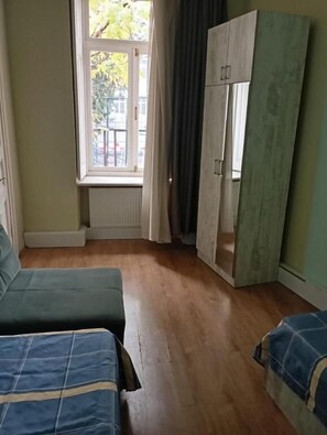 Habitación clásica con 2 camas individuales, vistas al patio | Interior